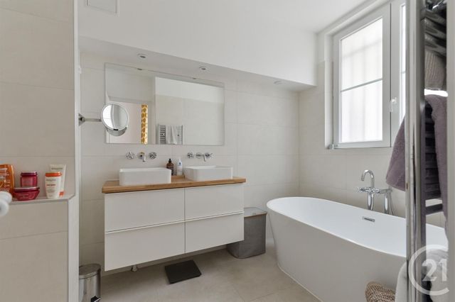 Appartement F5 &agrave; louer - 5 pi&egrave;ces - 155,96 m2 - Paris - 75008 - ILE-DE-FRANCE