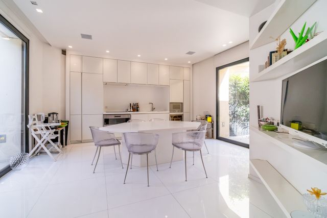 Afficher la photo en grand Appartement à vendre - 7 pièces - 425 m2 - Paris - 75016 - ILE-DE-FRANCE